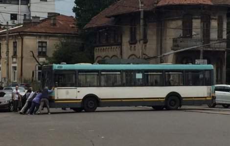 Incident la indigo în București: un alt troleibuz a fost împins de călători