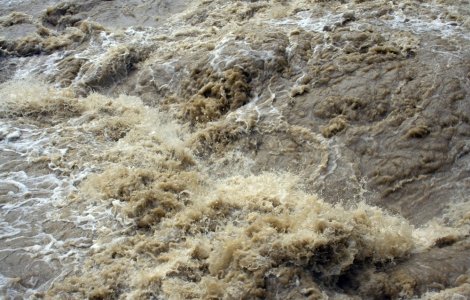 Femeie de 36 de ani, dispărută în apele învolburate ale Mureșului