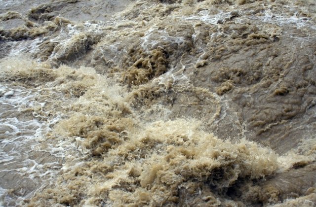 Femeie de 36 de ani, dispărută în apele învolburate ale Mureșului