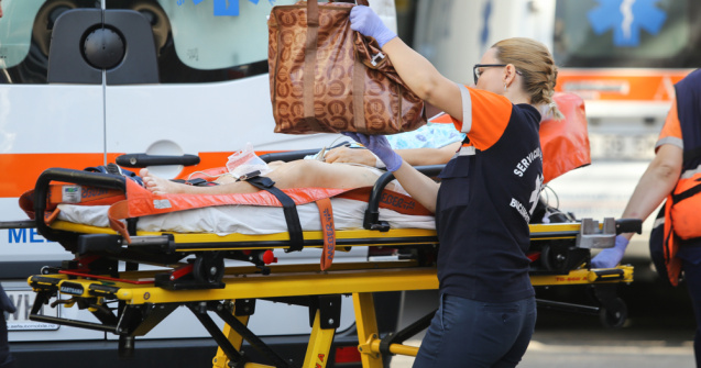 O femeie și-a prins capul în sistemul de decapotare al mașinii