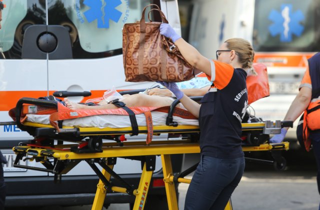 Femeie în comă, după ce și-a prins capul în sistemul de decapotare al mașinii