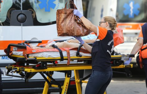 O femeie și-a prins capul în sistemul de decapotare al mașinii