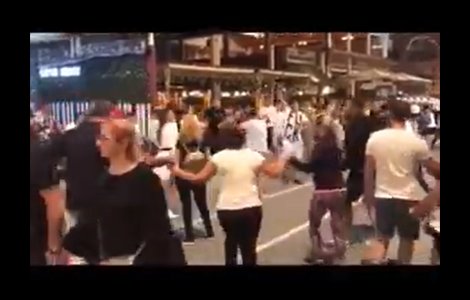 VIDEO Mai mulți turiști din Mamaia au început să joace hora, fără nicio măsură de protecţie