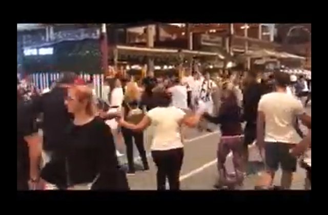 VIDEO Mai mulți turiști din Mamaia au început să joace hora, fără nicio măsură de protecţie