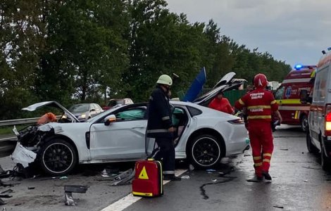 FOTO Accident GRAV pe A2: Un mort și doi răniți după ce o mașină a intrat în parapet