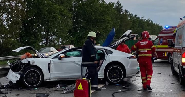 FOTO Accident pe A2: 1 mort și 2 răniți după ce o mașină a intrat în parapet