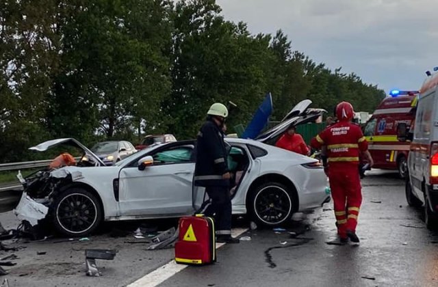 FOTO Accident GRAV pe A2: Un mort și doi răniți după ce o mașină a intrat în parapet
