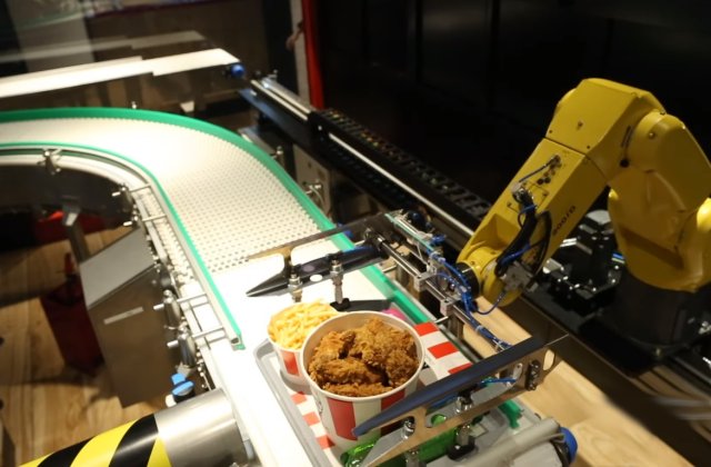VIDEO Primul fast-food din lume &icirc;n care clienții sunt serviți de roboți