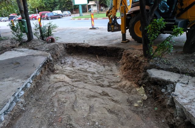 Spații verzi mutilate, trotuare distruse și locatari revoltați &icirc;n Sectorul 5 din București