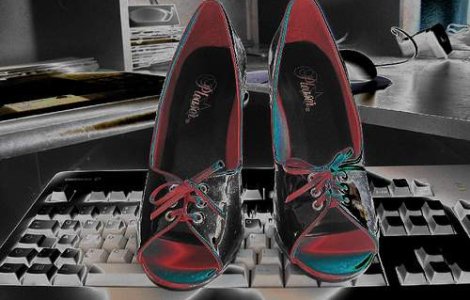 Femeile isi apara dreptul de a purta tocuri