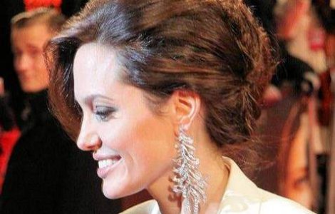 Angelina Jolie vrea sa-si repare dintii in Romania?