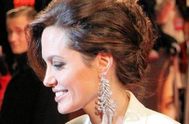 Angelina Jolie vrea sa-si repare dintii in Romania?