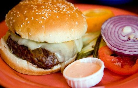 Un lant de supermarketuri cipriot a distrus aproximativ 16 tone de hamburgeri