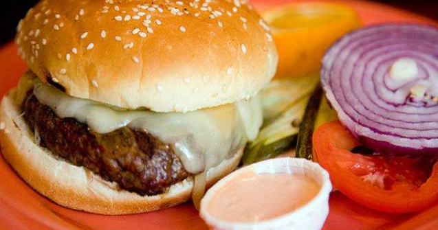 Un lant de supermarketuri cipriot a distrus aproximativ 16 tone de hamburgeri