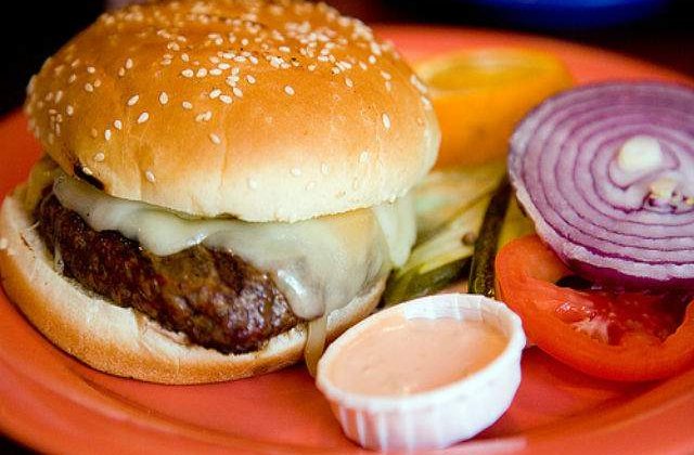 Un lant de supermarketuri cipriot a distrus aproximativ 16 tone de hamburgeri