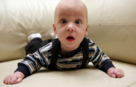 Bebelusii bilingvi disting diferentele gramaticale dintre cele doua limbi de la 7 luni