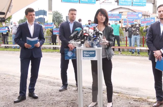 Nicușor Dan susține o nouă conferință de presă în stradă: Firea a venit de mână cu Dragnea la Primăria Capitalei