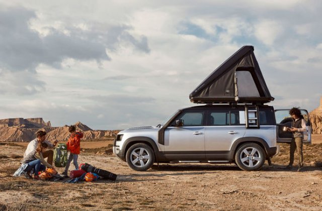 Pentru iubitorii de aventură: Land Rover Defender poate fi comandat și cu un cort de plafon