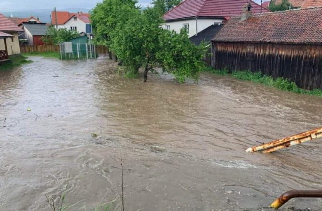 Iohannis, mesaj în contextul inundațiilor: ”Trebuie să schimbăm mentalitatea, digurile nu mai sunt suficiente”