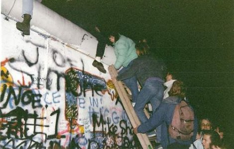 1 german din 7 vrea Zidul Berlinului inapoi