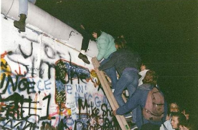 1 german din 7 vrea Zidul Berlinului inapoi