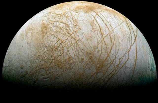 Satelitul Europa are sanse mai mari de a intretine viata decat Marte