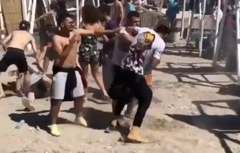 Bătaie generală în zori de zi: pumni și picioare la o terasă din Vama Veche