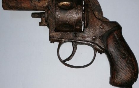 A vrut să vândă un pistol ”de muzeu”, însă revolverul era funcțional