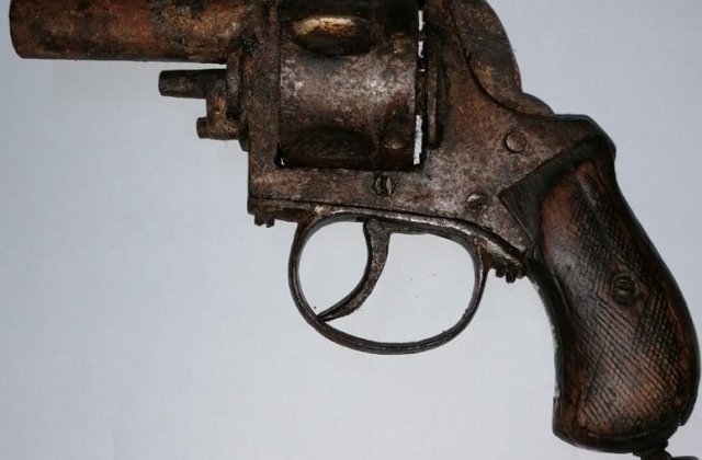 O femeie din Olt a vrut să vândă un pistol ”de muzeu”, însă revolverul era funcțional