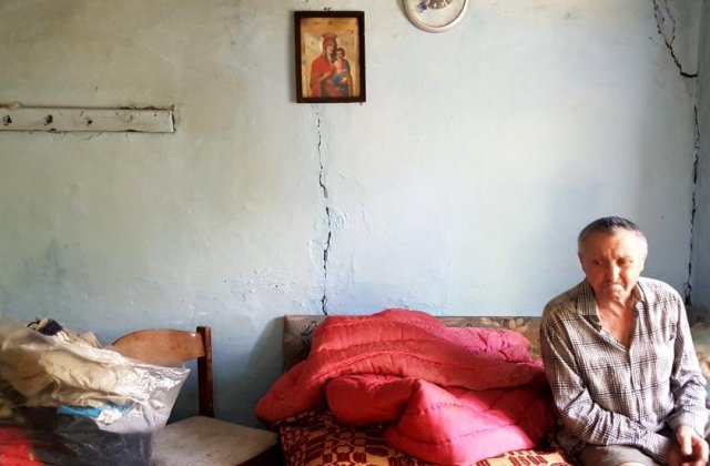 Un bărbat invalid, cu un fiu bolnav, ce trăiește din 142 de lei pe lună, va primi o casă nouă