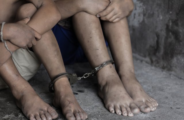 Copilă de 13 ani, traficată de propria mătușă. Polițist: ”Marș! Știu cine ești!”