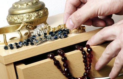 O adolescentă din Gorj a furat bijuteriile familiei și a fugit de acasă