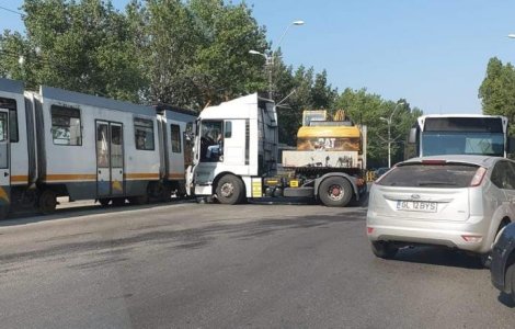 Accident în Capitală între un tramvai și un TIR. Circulația este restricționată