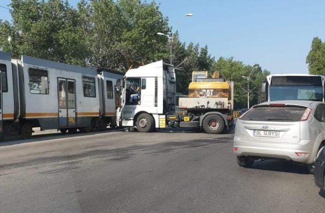 Accident în Capitală între un tramvai și un TIR. Circulația din zonă este restricționată