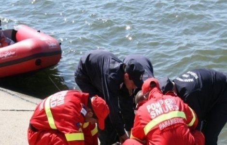 Un tânăr și-a legat mâinile de picioare și s-a înecat în râu, în fața soției