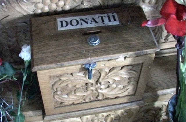 VIDEO Un bărbat aflat la mănăstirea Hadâmbu din Iași a fost prins în timp ce fura banii din cutia milei