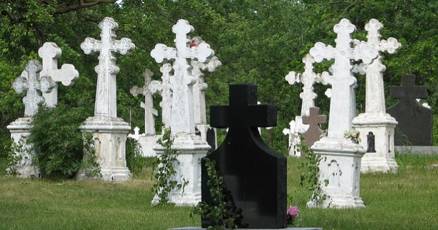 Au desigilat sicriul rudei decedate de Covid-19, pentru că ar fi murit de cancer