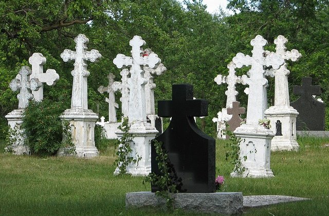 Au desigilat sicriul rudei decedate de coronavirus, pentru că ar fi murit de cancer