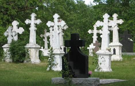 Au desigilat sicriul rudei decedate de Covid-19, pentru că ar fi murit de cancer