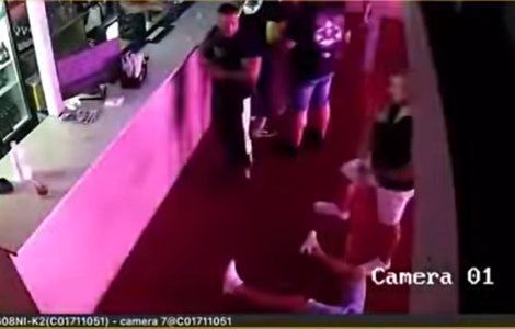 VIDEO Bătaie cruntă într-un bar din Costinești. Un angajat a fost lovit cu pumnii și picioarele până a leșinat