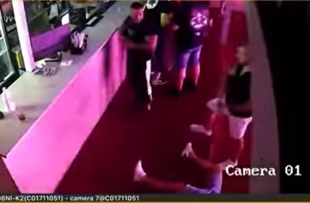 VIDEO Bătaie cruntă într-un bar din Costinești. Un angajat a fost lovit cu pumnii și picioarele până a leșinat