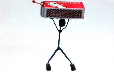 Un copil de 13 ani a fost incendiat in joaca de un adolescent