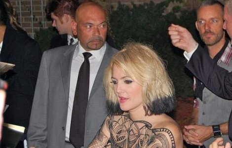 VIDEO: Drew Barrymore a testat Fordul electric live la Jay Leno