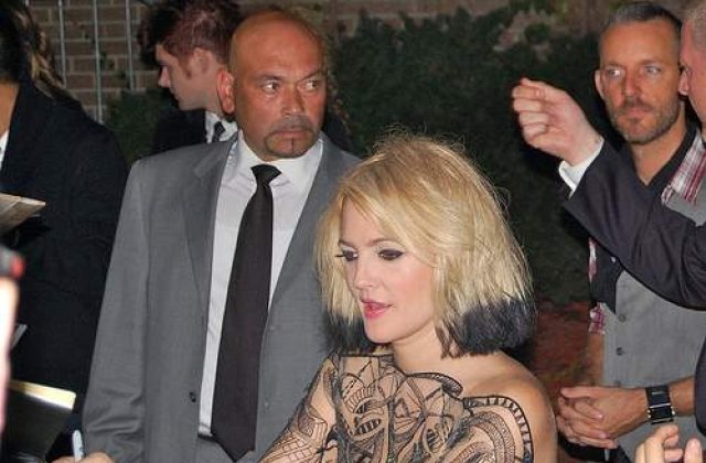 VIDEO: Drew Barrymore a testat Fordul electric live la Jay Leno