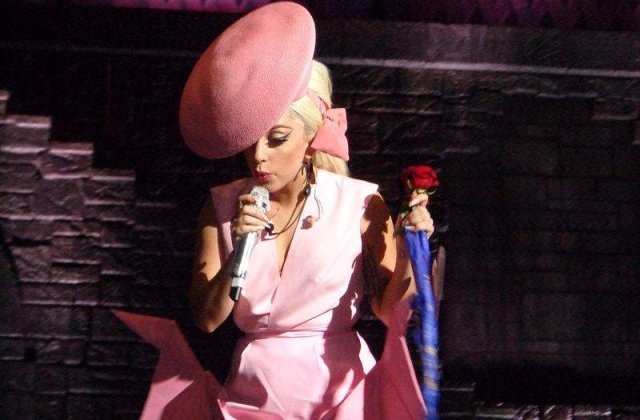 Poti sa ghicesti cum si-a botezat Lady Gaga scaunul cu rotile?