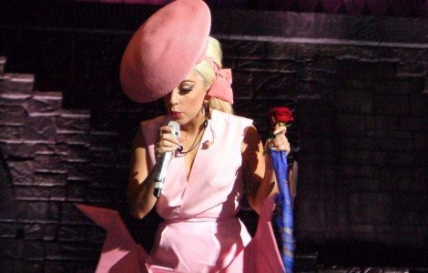 Poti sa ghicesti cum si-a botezat Lady Gaga scaunul cu rotile?