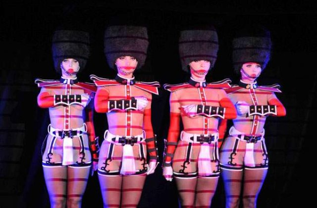 Forever Crazy! - cel mai cunoscut show de cabaret,  vine la Bucuresti