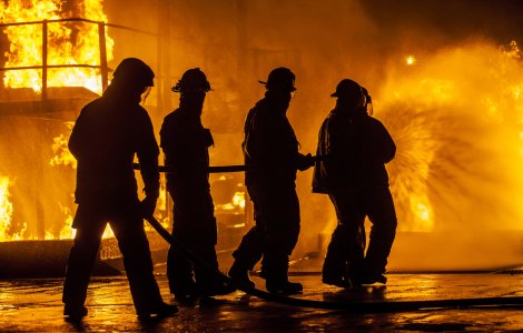 Incendiu puternic la un depozit din Iași. Pompierii au intervenit de urgență