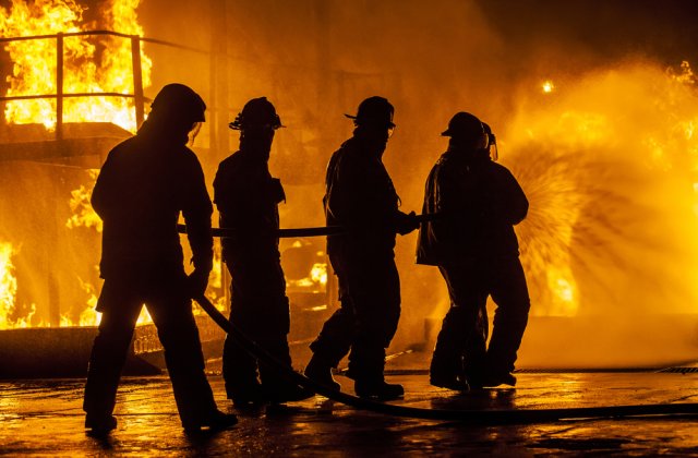 Incendiu puternic la un depozit din Iași. Pompierii au intervenit de urgență