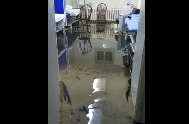 Spitalul Municipal Arad, inundat după ce a plouat torențial. Tot judeţul a fost sub alerta de Cod roşu
